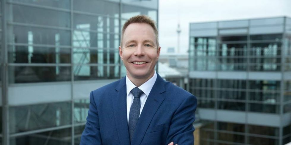 Parlamentspräsident Dennis Buchner auf dem Dach des Abgeordnetenhauses von Berlin