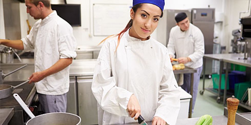 Jugendliche stehen in der Küche und kochen