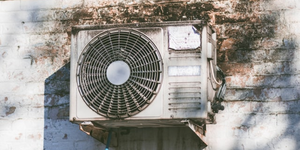 Klimaanlage an einer Hausfassade.