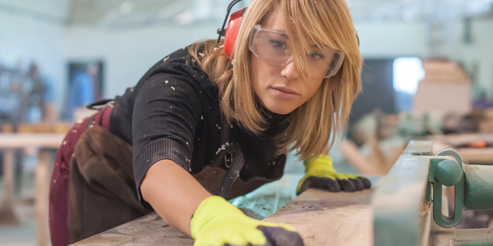 Junge Handwerkerin
