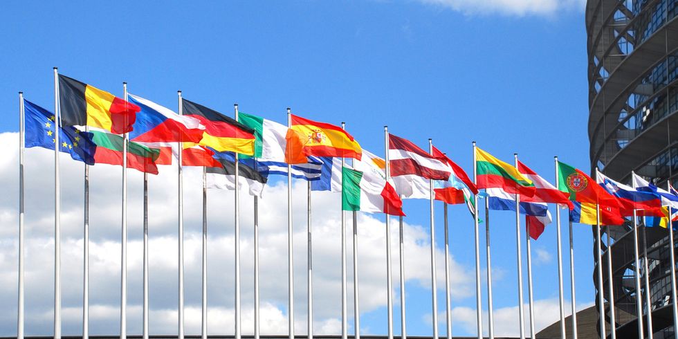Flaggen europäischer Länder vor dem Europäischen Parlament