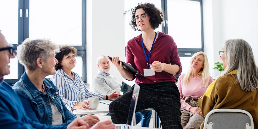 Gruppe von älteren Menschen nimmt an Technikunterricht teil