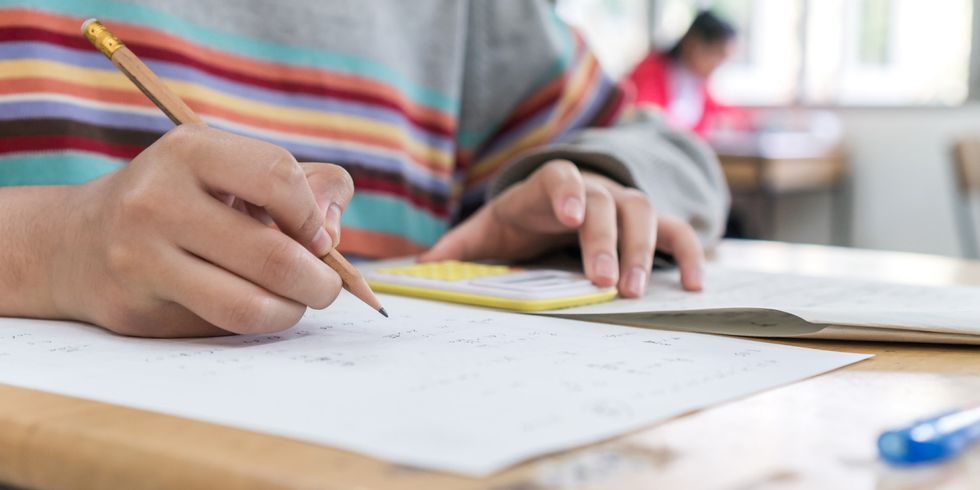 Nahaufnahme von Schüler, der einen Test schreibt