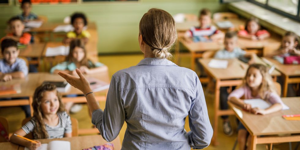 Lehrerin hält einen Vortrag vor einer Grundschulklasse