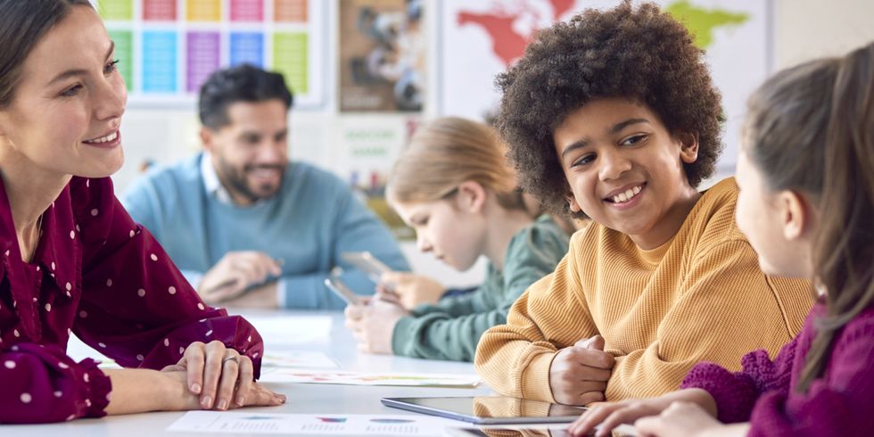 Schülerinnen und Schüler unter Aufsicht von Lehrkräften