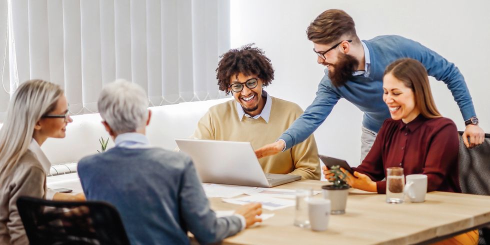 Eine Gruppe sitzt am Tisch und diskutiert