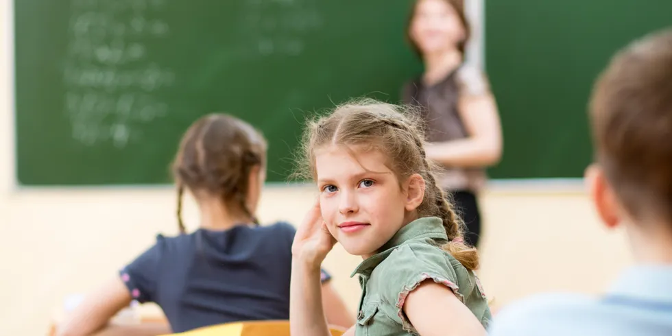 Schülerin im Klassenraum