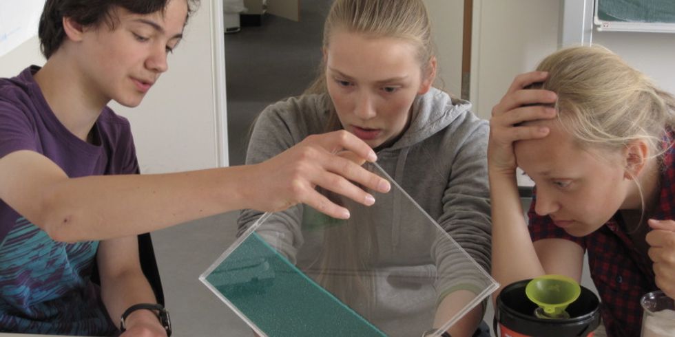 Kursschüler beim Experimentieren