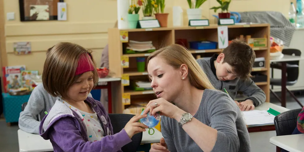 Schülerin und Lehrerin am Schulisch
