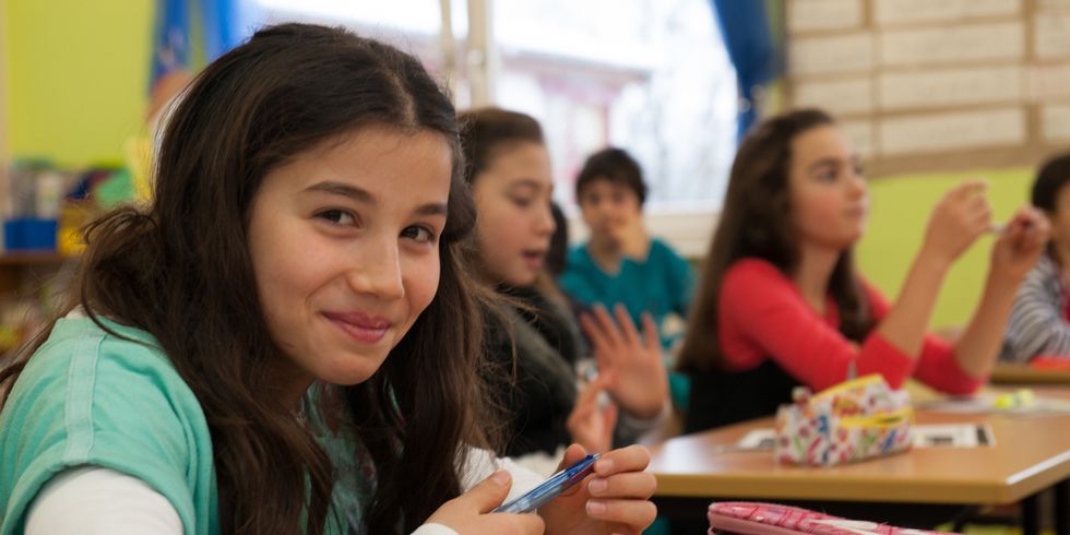 Schüler sitzen im Klassenraum