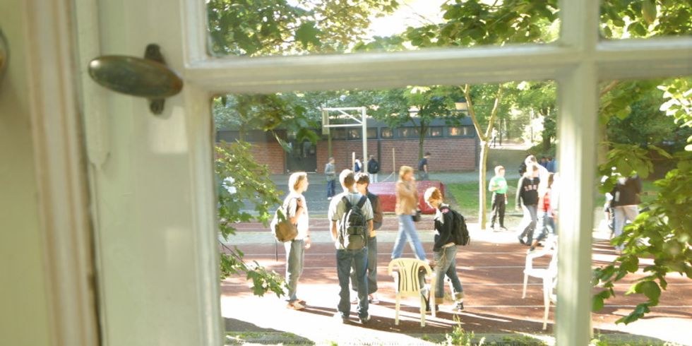 Schüler auf dem Schulhof