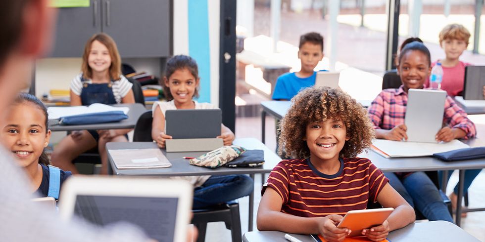Schüler/-innen mit Tablets