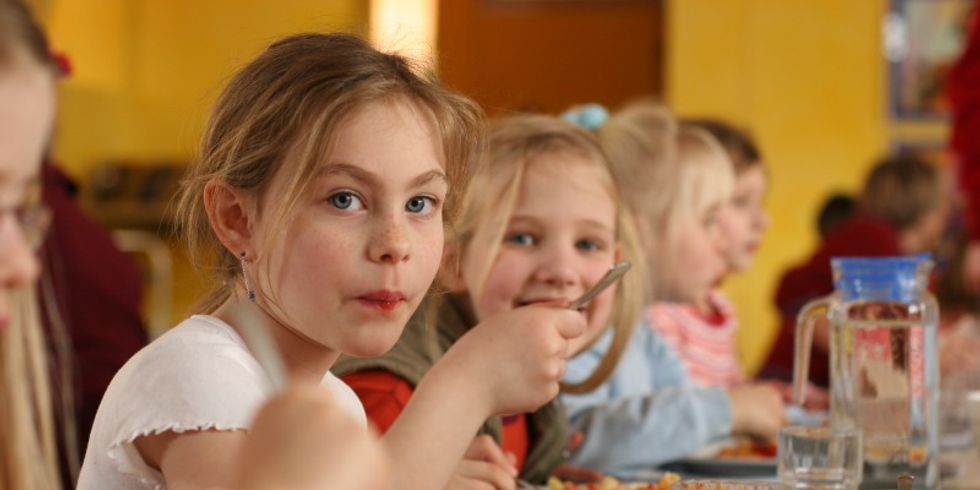 Kinder beim Schulmittagessen