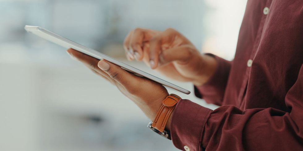 Frau hält ein Tablet in der Hand