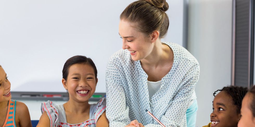 Erzieherin mit Kindern