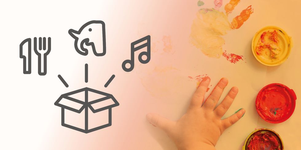 Kinderhand macht Abdruck mit Fingerfarbe