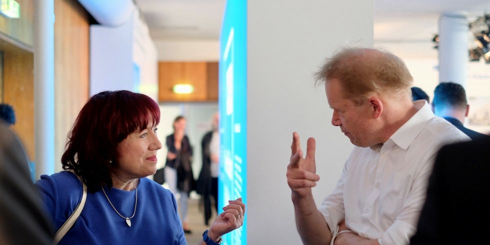 Bildungssenatorin Astrid-Sabine Busse im Gespräch bei der Eröffnung der Ausstellung "Neue Schulen für Berlin"