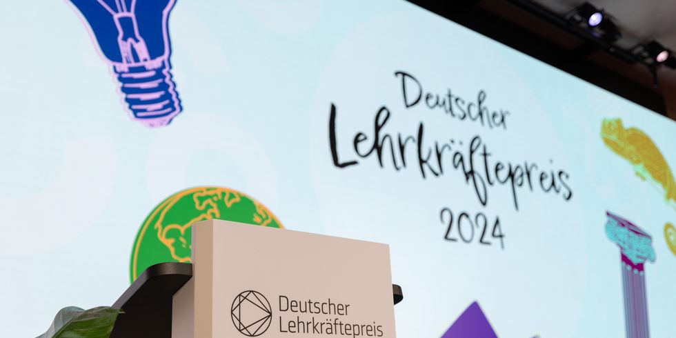 Deutscher Lehrkräftepreis - Rednerpult vor Leinwand