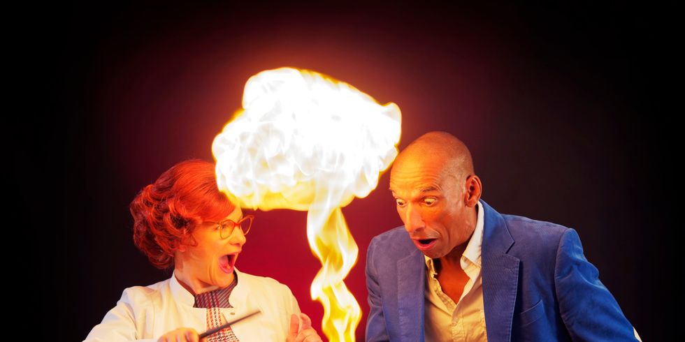 Zwei erstaunte Personen. Einer davon mit Feuer in der Hand - Die Physikanten
