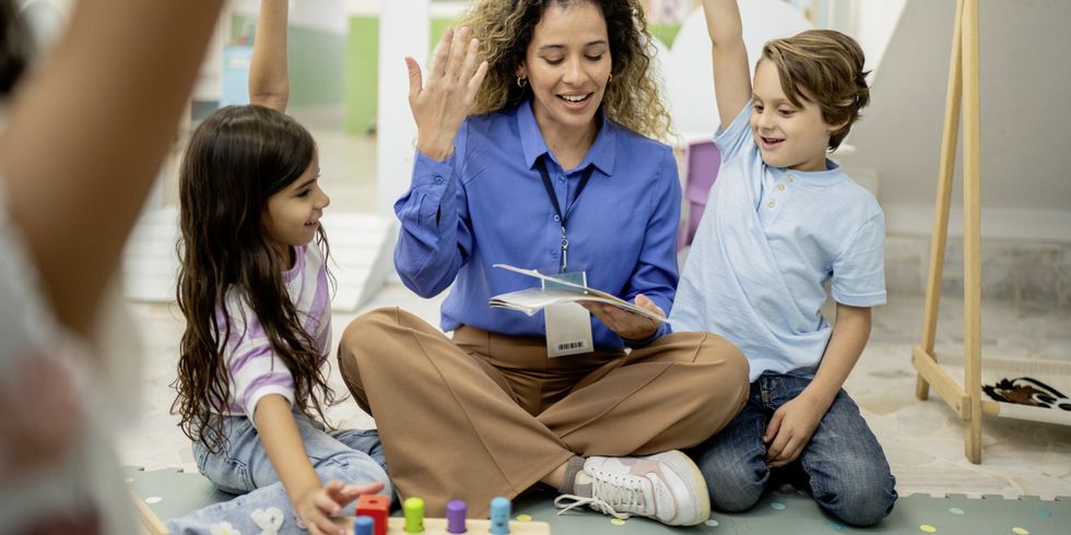 Eine Erzieherin liest Kindern vor