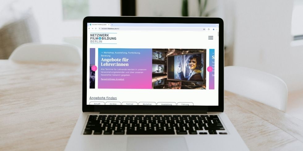 Laptop auf dem die Seite "Netzwerk Filmbildung Berlin" zu sehen ist