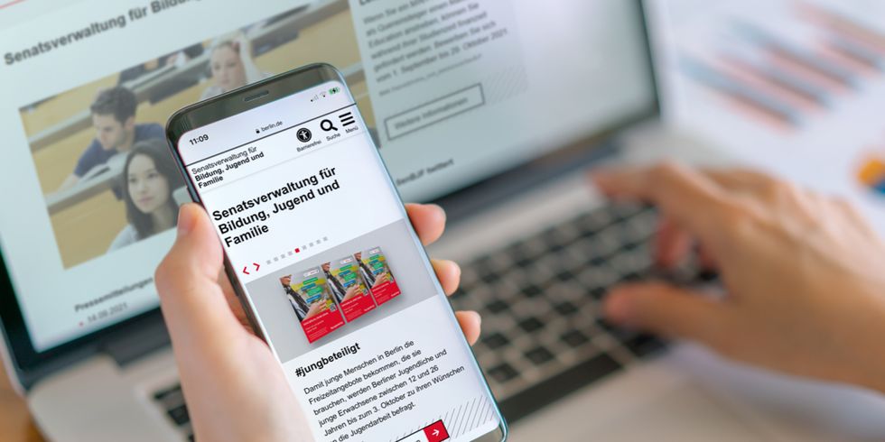 Laptop und Handy mit Seiten der Senatsverwaltung