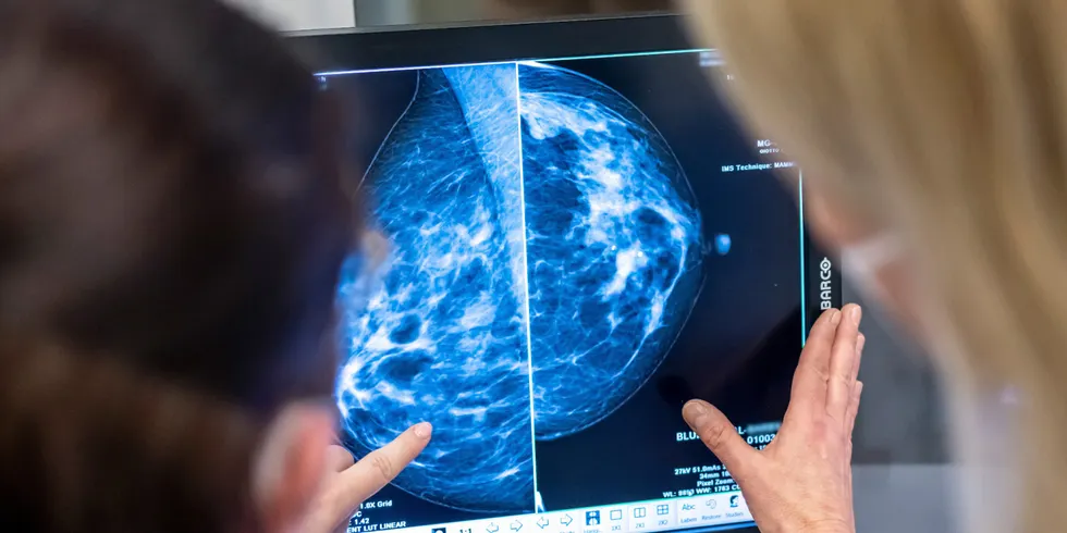 Ärztin und Patientin beim Mammographie-Screening