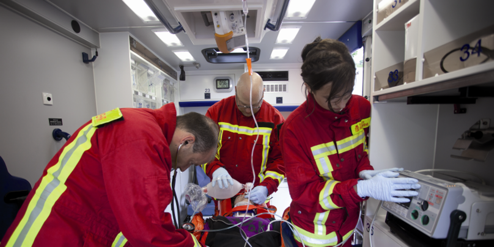 Patientenbehandlung im Rettungswagen