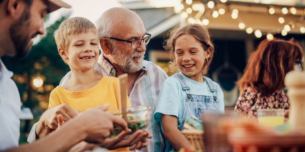 Erwachsene und Kinder bei einer Gartenparty