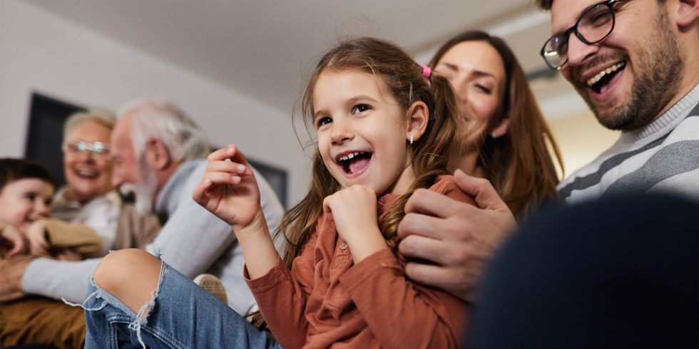 Lachende mehrgenerationen Familie auf Sofa