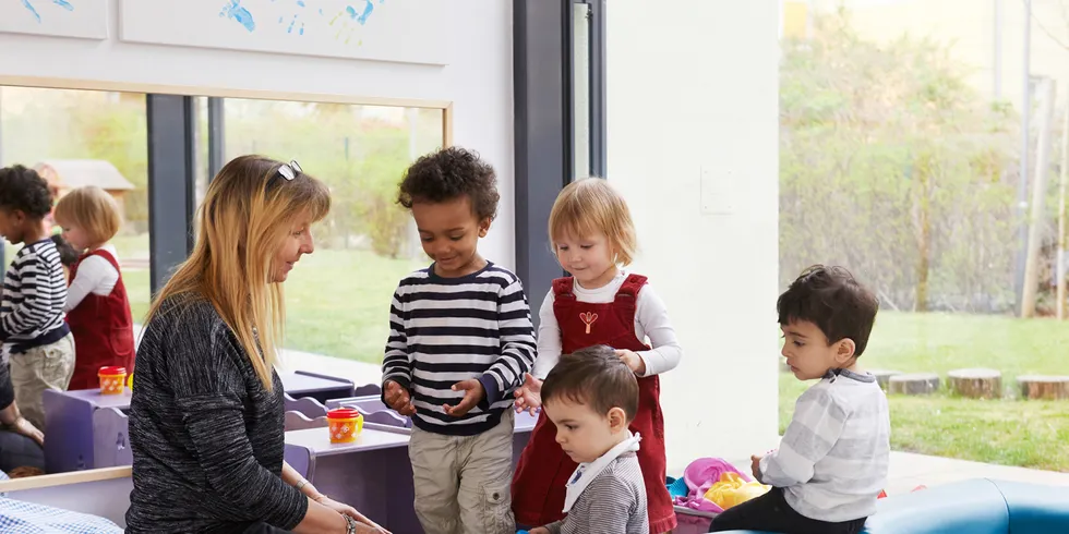 Erzieherin mit Kindern
