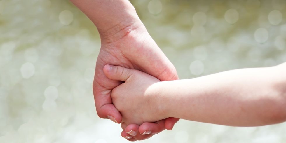 Kinderhand wird gehalten