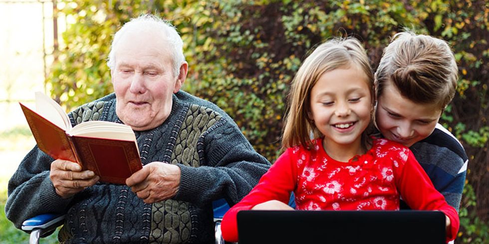 Opa und Enkelkinder im Garten
