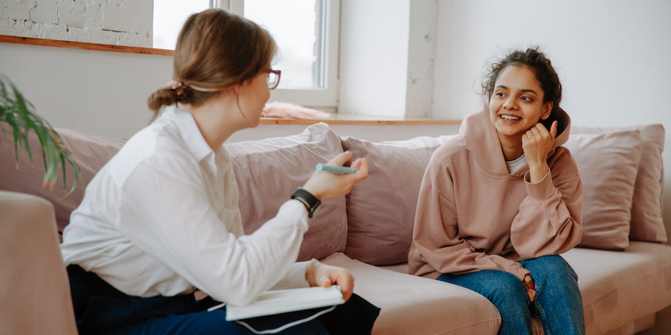 Gespräch mit Kind auf Sofa