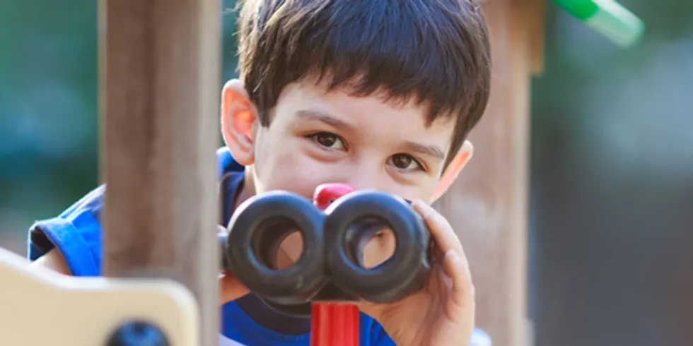 Kind mit Spielzeugfernglas