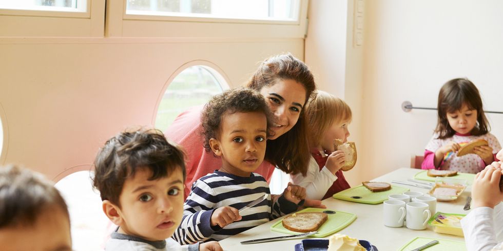 Erzieherin mit Kindern