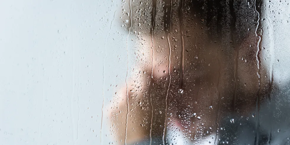 Mann verschwommen hinter Glasscheibe