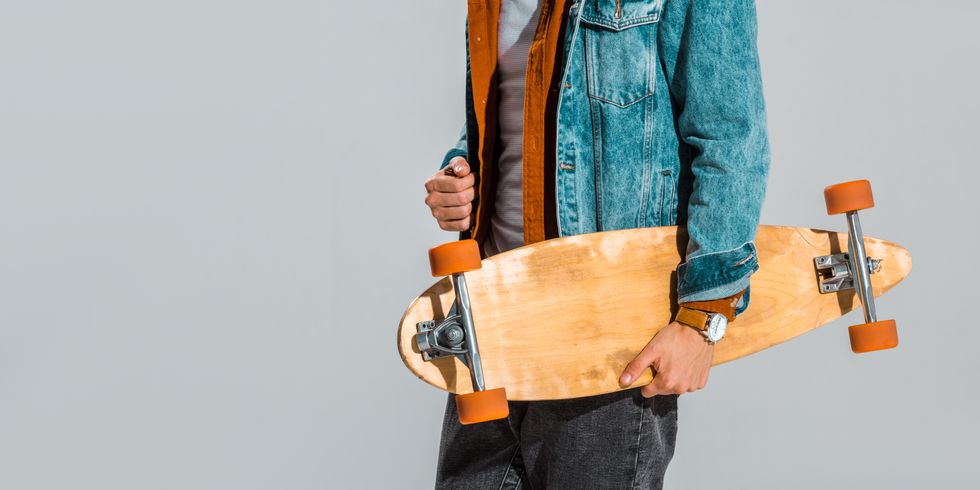 Jugendlicher mit Skateboard