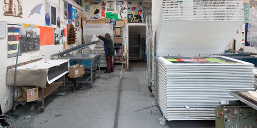 Eine Frau arbeitet in der Druckwerkstatt