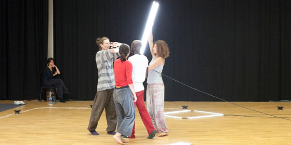 Theaterprobe mit vier Personen und einer Beobachterin