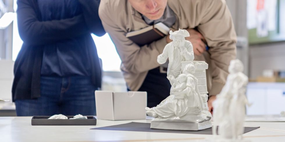 BesucherInnen in der Porzellanrestaurierung des Kunstgewerbemuseums
