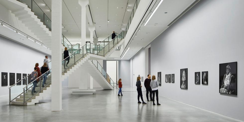 Besuchende in der Treppenhalle der Berlinischen Galerie.