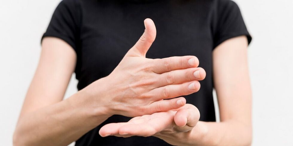 gehoerlose-frau-die-durch-gebaerdensprache-kommuniziert