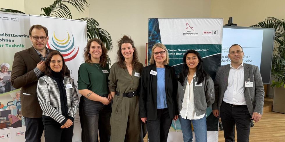 Abbildung 2: Simon Blaschke und Michaela Wetzel, Berliner Landeskompetenzzentrum Pflege 4.0; Sandra Tausch und Katrin Mauch, ArbeitGestalten GmbH; Ulrike Breater und Thao Nguyen, Berlin Partner für Wirtschaft und Technologie; Jakob Riedel, Vivantes Hauptstadtpflege Haus Wilmersdorf (v.l.n.r.)