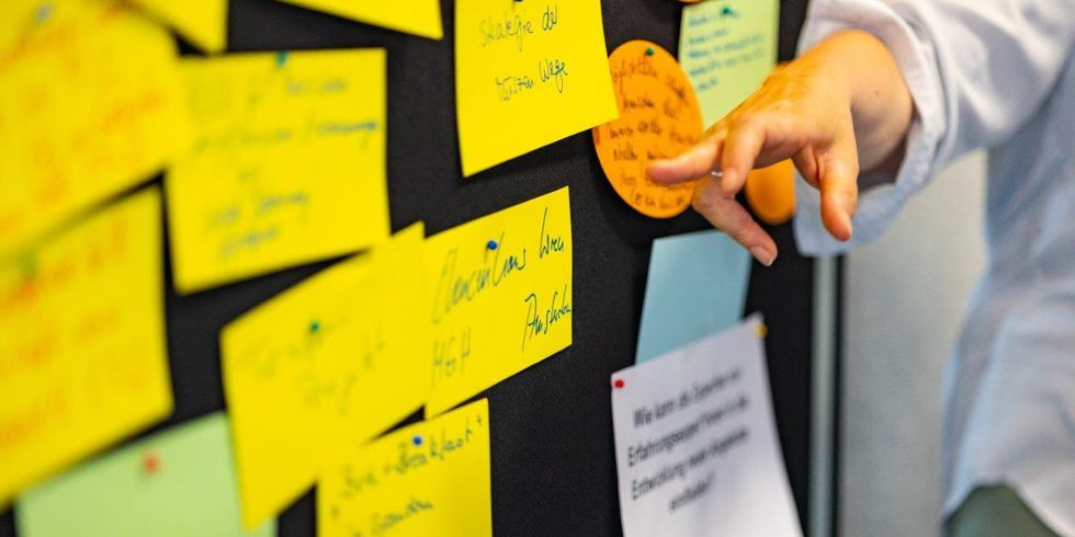 Pinnwand mit Zetteln im Rahmen des Strategieprozesses zur Wohnungslosenhilfe