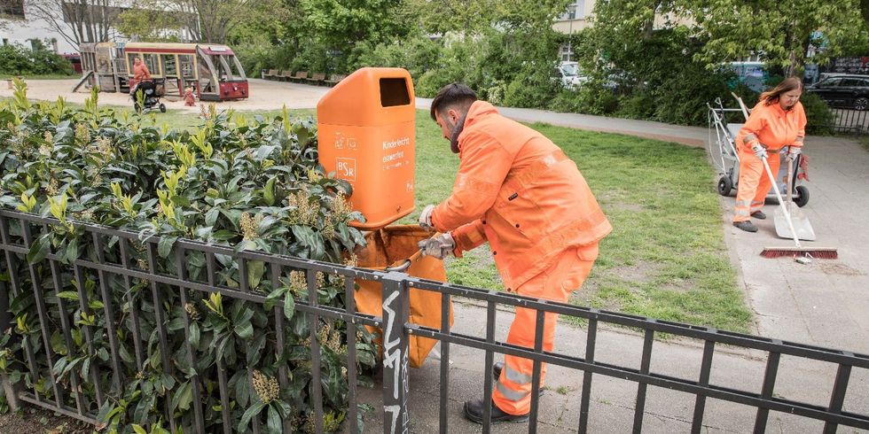 BSR-Reinigungskräfte beim Einsatz in einer Grünanlage