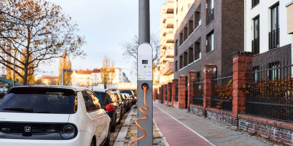 Ladestation für Elektroautos an einer Straßenlaterne
