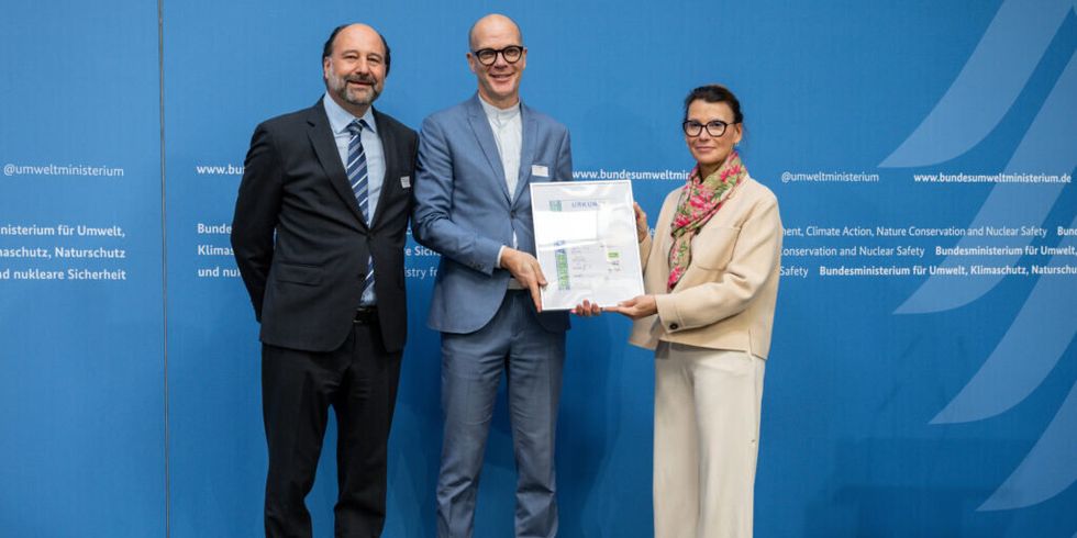 Ehrung der Stadt Berlin auf dem 3. Platz der „Recyclingpapierfreundlichsten Städte“ 2026, v.l.n.r.: Marc Gebauer (Sprecher der Initiative Pro Recyclingpapier), Benjamin Bongardt (Referatsleiter SenMVKU), Parlamentarische Staatssekretärin Rita Schwarzelühr-Sutter