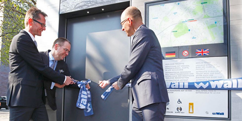 Staatssekretär Ingmar Streese und die beiden Wall-Geschäftsführer Patrick Möller und Andreas Scholz (v.l.n.r.) eröffnen die Berliner Toilette