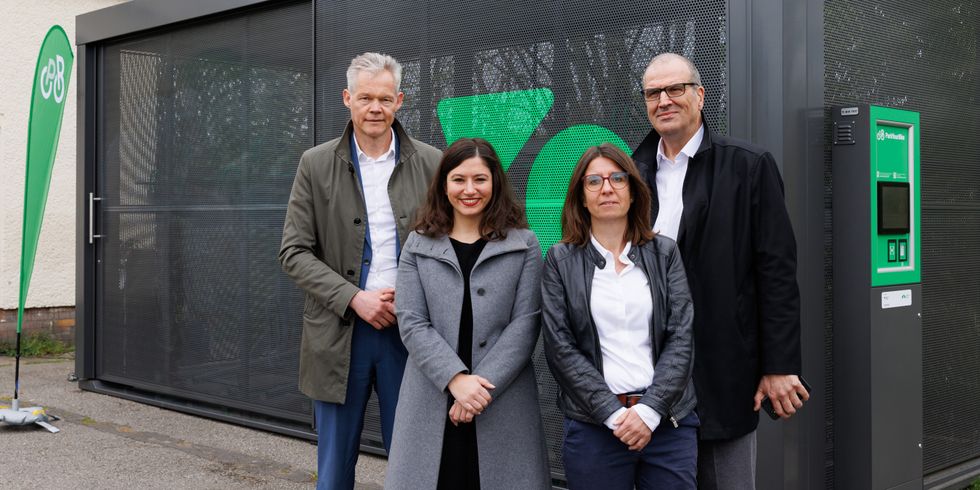 Eröffnung neuer gesicherter Fahrradabstellanlagen am S-Bahnhof Friedrichsfelde Ost am 12.04.2024 mit Christoph Schmidt, Geschäftsführer von infraVelo, Filiz Keküllüoğlu, Lichtenberger Stadträtin für Verkehr, Nadja Zivkovic, Bezirksbürgermeisterin Marzahn-Hellersdorf und Lutz Adam, Abteilungsleiter Tiefbau bei der SenMVKU (von links nach rechts)